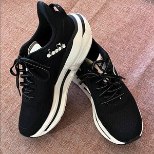 Diadora Women’s Cellula Black and White Athletic Shoes Size 10.5